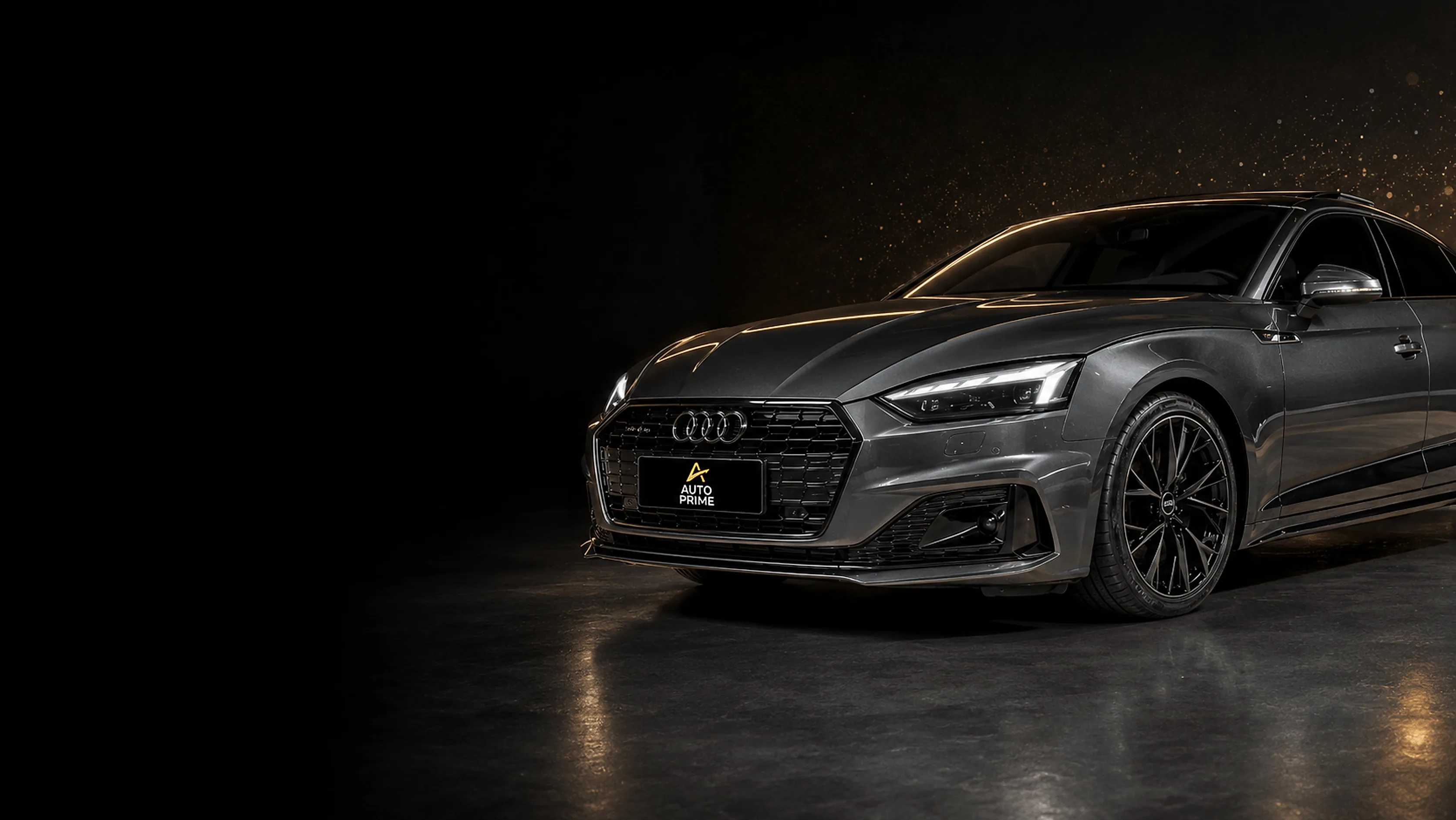 Audi A5 Sportback cinza grafite em estúdio escuro com iluminação dourada